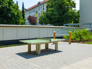 Tischtennisplatte auf Spielplatz in modernisierter Neubausiedlung, Innenhof der Micktener Straße,...