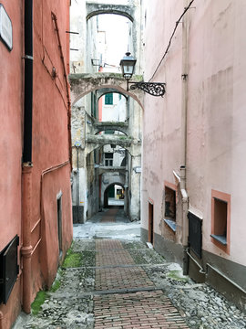 Fototapeta narrow alley between traditional liguria houses, Italy
