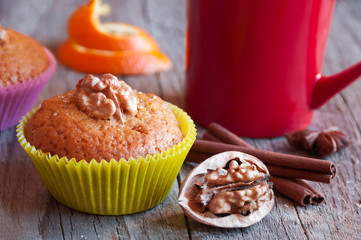 Muffins with walnuts and cinnamon