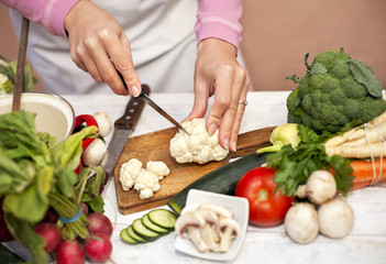 Slicing on cauliflower