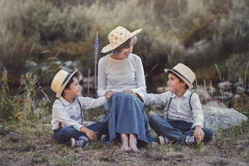 abuela junto a sus nietos