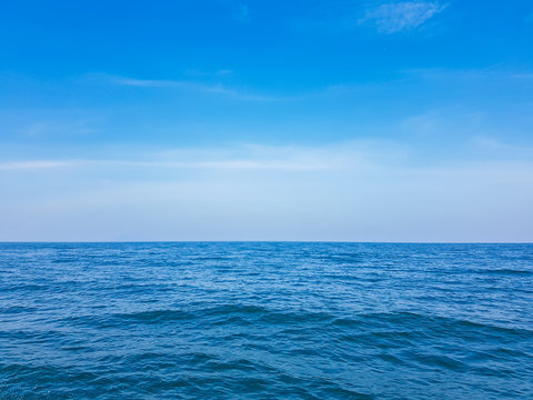 Fototapeta scenery of ocean and blue sky