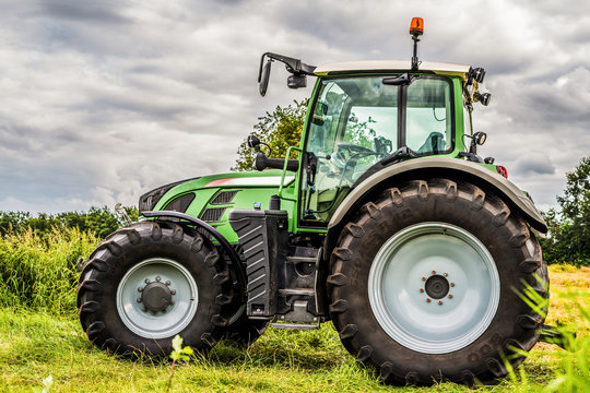 Fototapeta Großer Traktor auf einer Wiese