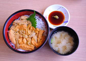雲丹丼