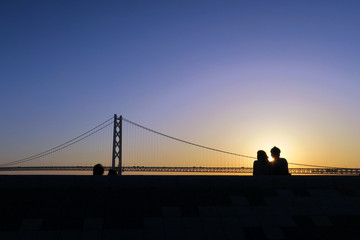 明石海峡大橋　カップルのシルエット
