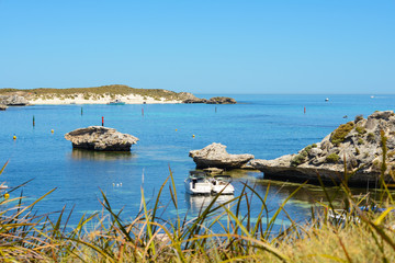Bucht, weißer Strand mit Boot und Felsen, Insel im Indischen Ozean, Australien, Western Australia,...