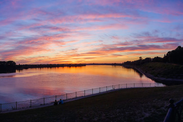 Fototapeta na wymiar Река Волга на закате в городе Углич, Ярославская область