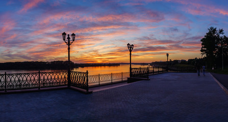 Закат на набережной в городе Углич, Ярославская...