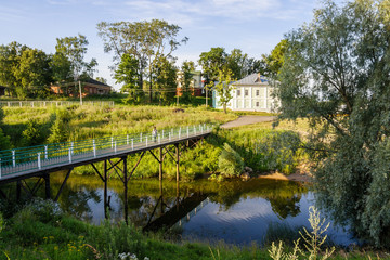 Дом дружбы и мост через Селивановский ручей в городе Углич