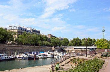 Le port de l'Arsenal prés de la Bastille (Paris France)