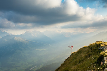 Windrad mit Blick hinunter ins Kandertal