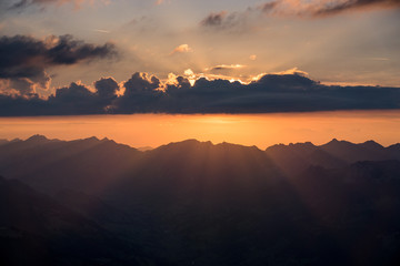 Sonnenuntergangsstimmung über den Schweizer Alpen