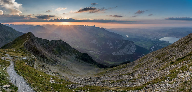 Sonnenuntergangsstimmung auf dem Niesen über den Schweizer Alpen