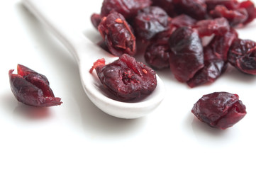 cranberries et petite cuillère sur fond blanc