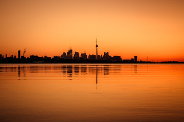 Fototapeta premium View of lake Ontario & Toronto city during sunrise