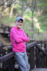 Fototapeta premium 自然公園で森林浴をするシニアの男性