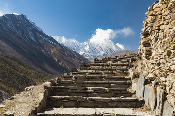 Schody na trasie do przełęczy Thorong, Himalaje, Nepal