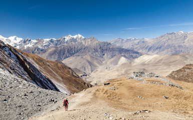 Zejście z przełęczy Thorong, Himalaje, Nepal
