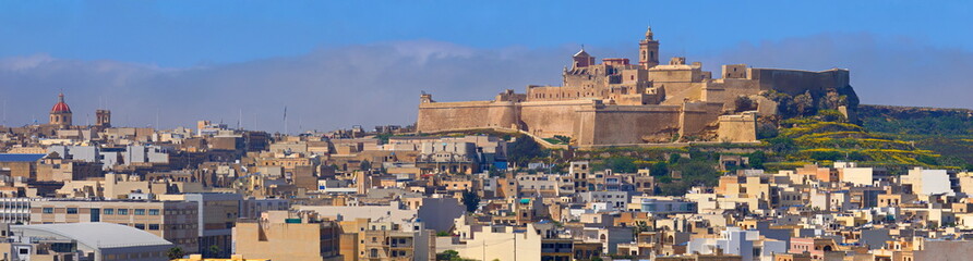 Fototapeta na wymiar Die Stadt Victoria auf der Insel Gozo / Malta (Panorama)