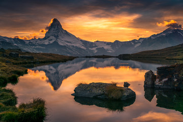 Sonnenuntergang über dem Matterhorn, Zermatt, Schweiz - obrazy, fototapety, plakaty