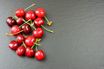 Kirschen am Schieferbrett mit Textfreiraum
