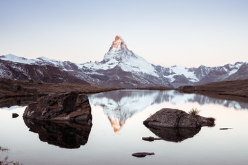 Sonnenaufgang über dem Matterhorn und Stellisee