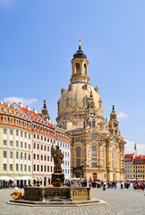 Fototapeta na wymiar Friedensbrunnen vor der Frauenkirche Dresden, Sachsen, Deutschland, Europa