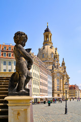 Fototapeta premium Skulptur auf der Brüstung des Verkehrsmuseums, im Hintergrund Neumarkt und Frauenkirche, Dresden, Sachsen, Deutschland, Europa