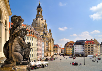 Skulptur auf der Brüstung des Verkehrsmuseums, im Hintergrund Neumarkt und Frauenkirche, Dresden, Sachsen, Deutschland, Europa - obrazy, fototapety, plakaty