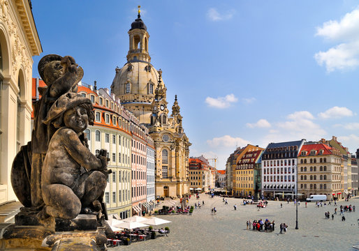 Skulptur auf der Br&uuml;stung des Verkehrsmuseums, im Hintergrund Neumarkt und Frauenkirche, Dresden, Sachsen, Deutschland, Europa