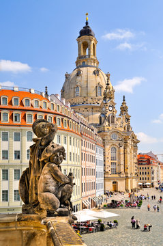 Skulptur auf der Br&uuml;stung des Verkehrsmuseums, im Hintergrund Neumarkt und Frauenkirche, Dresden, Sachsen, Deutschland, Europa