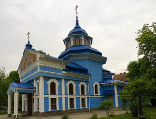 Obraz premium Old wooden church.Against the dark sky.