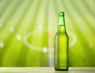Crédence de cuisine en verre imprimé Bière Bottle of beer and football