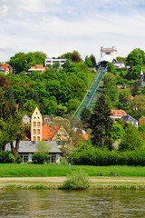 Loschwitzer Ufer am Blauen Wunder, Blick auf die Schwebebahn, Dresden, Sachsen, Deutschland, Europa