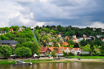 Obraz premium Loschwitzer Ufer am Blauen Wunder, Blick auf die Schwebebahn, Dresden, Sachsen, Deutschland, Europa