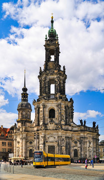 Stra&szlig;enbahn der Dresdner Verkehrsbetriebe DVB vor der Hofkirche Dresden, Sachsen, Deutschland, Europa