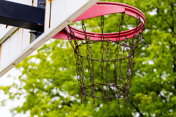 Fototapeta na wymiar view from behind a park basketball hoop
