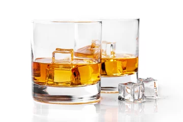 Crédence de cuisine en verre imprimé Alcool Verres à whisky avec des glaçons isolés sur fond blanc