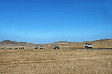 Fahrzeugkonvoi durch die Namibische Wüste