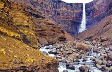 Wasserfall Hengifoss, Gesteinsschichten im Canyon der Hengifossá, nahe Egilsstaðir, Ostfjorde,...