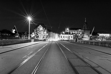 Brücke für Verkehr in der Nacht