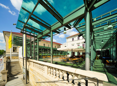 Staatsschauspiel Dresden, Kleines Haus, mit Glas &uuml;berdacht Vorhof Cafe Bistro Kantine Klara, Dresde, Sachsen, Europa, Deutschland