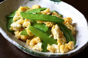 絹さやと卵の炒め物　stir-fried peas and eggs