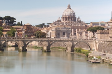 Obraz na płótnie Canvas Ancient bridge in Rome