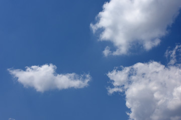 青空と不思議な雲「空想・雲のモンスター」何だ、不思議などのイメージ・青空などに文字スペース（案・「人生って何だ」「何だ・いつも発見の連続！」