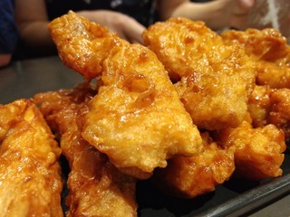 The fried chicken is put in the black dish that on the table in Thailand