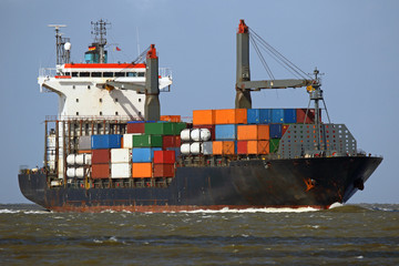 kleines Containerschiff vor Cuxhaven