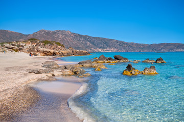 Wakacje na Krecie w Grecji. Idealna plaża Elafonisi z krystaliczną wodą. - obrazy, fototapety, plakaty