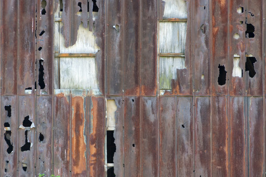 alte und von Rost zerst&ouml;rte Metallfassade eines Geb&auml;udes