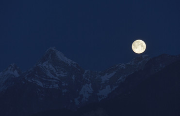 Vollmondnacht in den Alpen